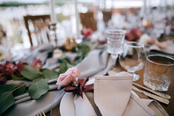 Bela decoração de flores em mesas de jantar
 - Foto, Imagem
