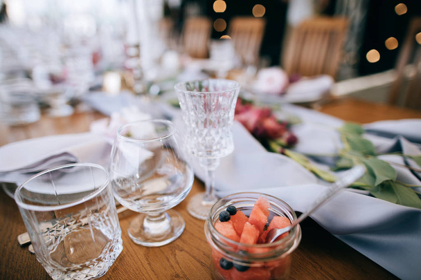 Κομψό γαμήλιο τραπέζι σετ με ροζ wlowers και κηροπήγια - Φωτογραφία, εικόνα