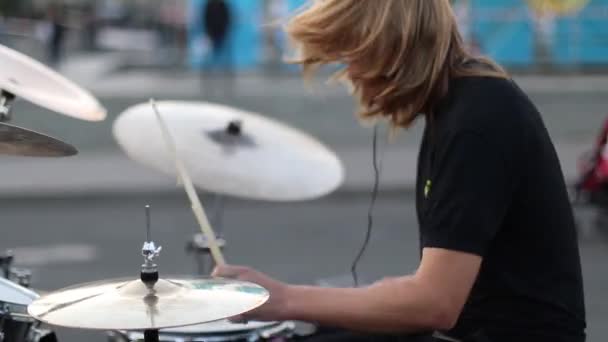 Ukraine, Kiev september 2018 Street drummer plays in front of a crowd of people - Filmmaterial, Video