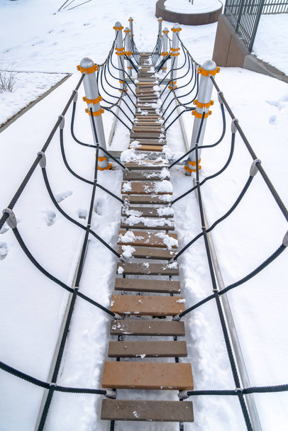 Puente en un parque cubierto de nieve en Utah
 - Foto, Imagen