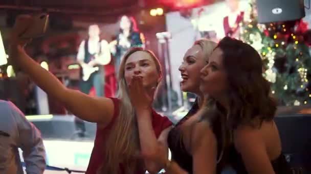 Девушки делают селфи на камеру смартфона на концерте
 - Кадры, видео
