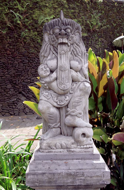 Sochy (sochy) v území Pura Tirta Empul - chrám svaté vody, která se nachází v blízkosti Ubud na ostrově Bali, Indonésie - Fotografie, Obrázek
