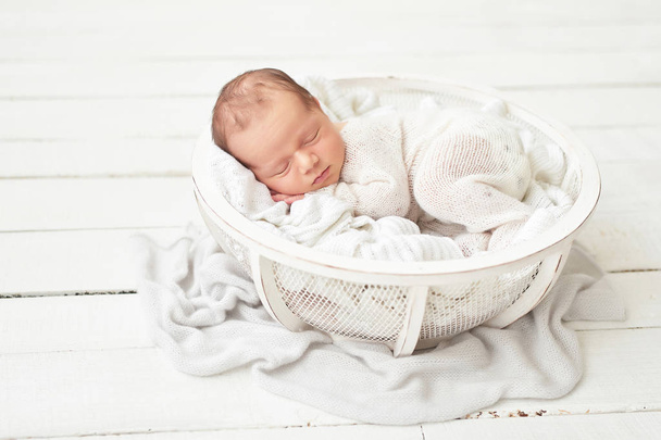 новорожденный мальчик на белом фоне
 - Фото, изображение