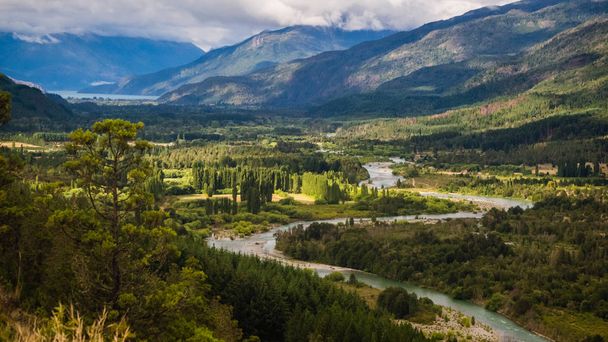 Landschap van vallei, blauwe rivier en bos in El Bolson, Argentijns Patagonië - Foto, afbeelding