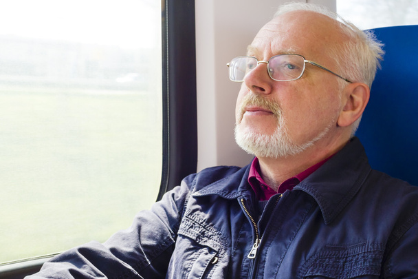taşıma penceresinde yanında oturan rahat yaşlı adam - Fotoğraf, Görsel