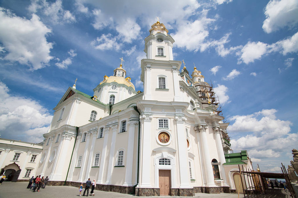 ポチャエフ、ウクライナ - 2009 年 7 月 22 日: 有名なキリスト教の場所: 晴れた日に、Tenopil 地域、ウクライナ ポカエフ Lavra の黄金のドーム - 写真・画像