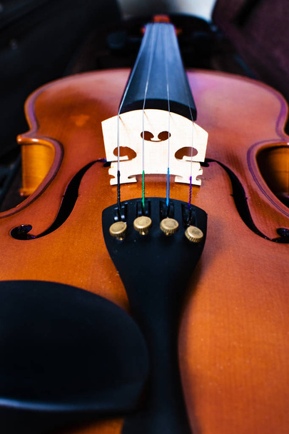 古いオーク材の木製バイオリン。ビンテージ トーンのイメージ. - 写真・画像