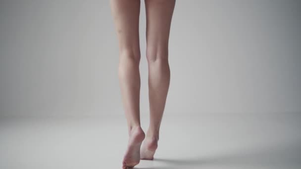 gambe femminili da vicino. ragazza filatura su punta di piedi scalzi
 - Filmati, video