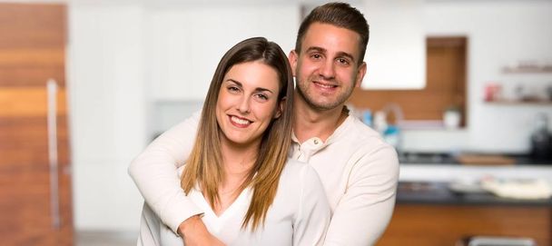 Paar am Valentinstag umarmt sich in einem Haus - Foto, Bild