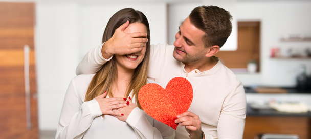 Pár v valentine den drží symbol srdce v domě - Fotografie, Obrázek
