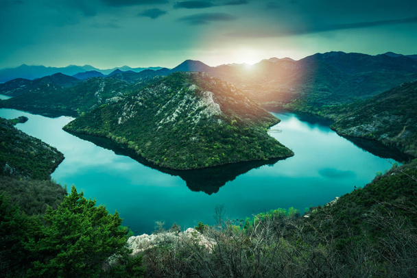 Wzgórze o nazwie Green piramidy i Rijeka Crnojevica rzeka, Park Narodowy Jezioro Szkoderskie, Czarnogóra - Zdjęcie, obraz