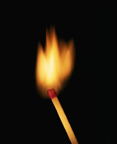 Single brandende lucifer op zwarte achtergrond In Close Up - Foto, afbeelding