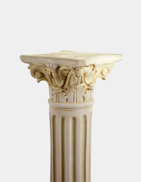 Griekse kolom geïsoleerd op witte achtergrond - Foto, afbeelding