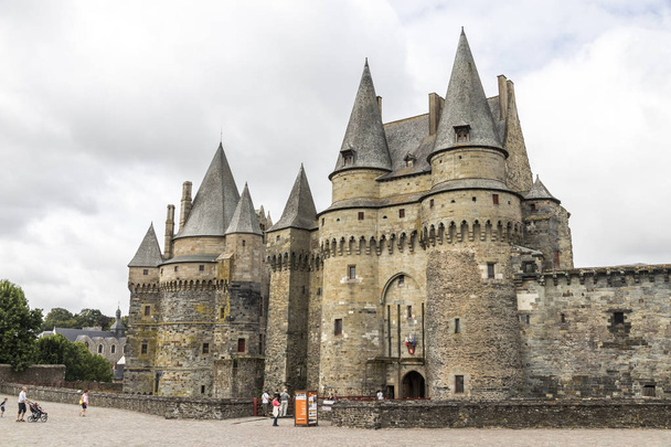Vitre, France. Замок Витре, средневековый замок в Бретани (Бретань)
) - Фото, изображение