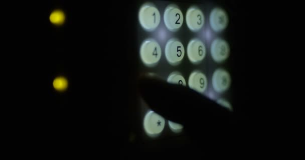 Finger Eingabe Kombinationscode auf einer Tastatur mit Leuchttasten Einstellung Sicherheitssystem auf Schuss auf rot - Filmmaterial, Video