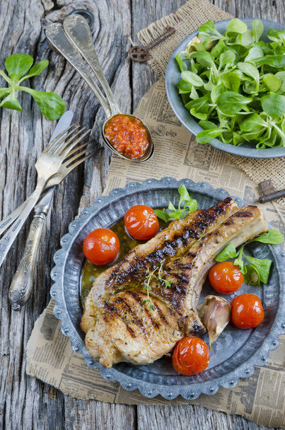 Stek z ryby z grilla serwowane z pomidorami na drewnianym blatem - Zdjęcie, obraz