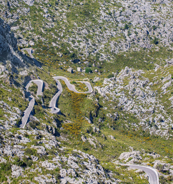 Coches de conducción popular entre los turistas hermosa serpentina serpentina montaña sinuosa Coll dels Reis, Mallorca, España
 - Foto, Imagen