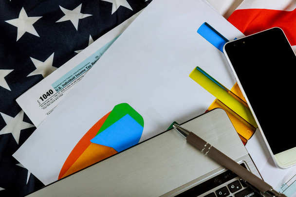 Переглянути Топ США Irs податкових form 1040 і U-S прапор селективного Розмитий фокус - Фото, зображення