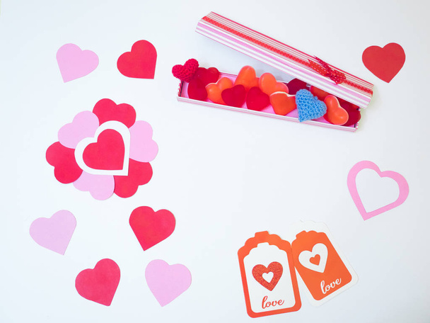サンのバレンタインの日の装飾カードは、赤とピンクの紙の心で作られました。ギフト カード. - 写真・画像