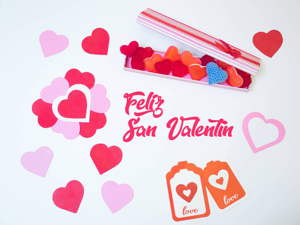 サンのバレンタインの日の装飾カードは、赤とピンクの紙の心で作られました。ギフト カード. - 写真・画像