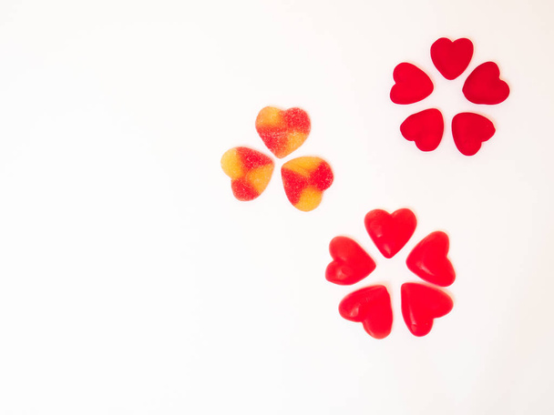 San Valentines harten decoraties gemaakt met rode en roze papieren en jelly beans en gummies. Valetines dag - Foto, afbeelding