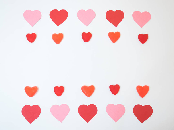 San Sevgililer kalpler dekorasyon kırmızı ve pembe kağıtları ve jöle fasulye ve gummies ile yaptı. Valetines gün - Fotoğraf, Görsel