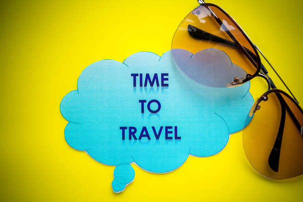 Deska s zprávou, prázdninové cestování cestování dovolená dovolenou relaxovat. Vítejte v Evropě cestování mezníkem a slavné cesty místo. Světová putovní koncept. Dobrodružství čeká životní styl. Sluneční brýle - Fotografie, Obrázek