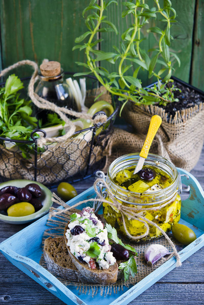 bruschetty s fetou, sušená rajčata a olivy na dřevěné pozadí - Fotografie, Obrázek
