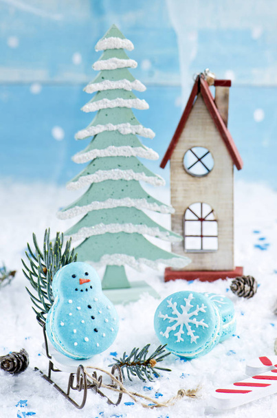 сладкие снеговики праздничное печенье на голубом фоне
 - Фото, изображение