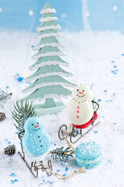 γλυκό χιονάνθρωποι γιορτινά μπισκότα σε μπλε φόντο - Φωτογραφία, εικόνα
