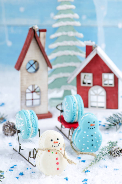 süße Schneemänner festliche Plätzchen auf blauem Hintergrund - Foto, Bild