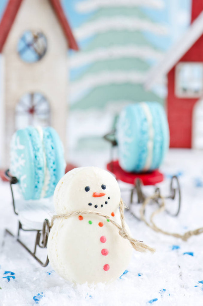 doces bonecos de neve biscoitos festivos no fundo azul
 - Foto, Imagem