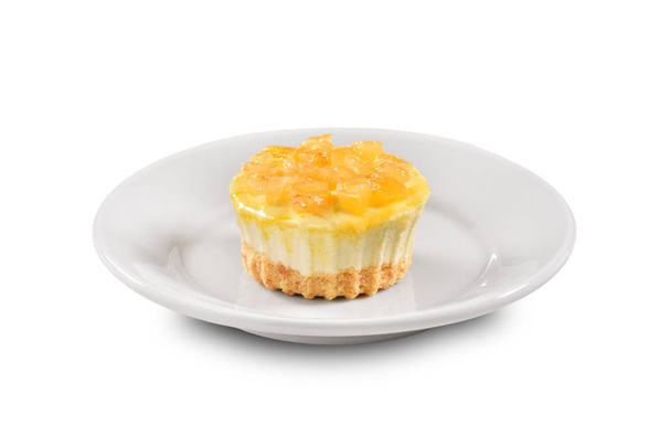 Tarta de queso individual de piña aislada sobre fondo blanco
 - Foto, Imagen