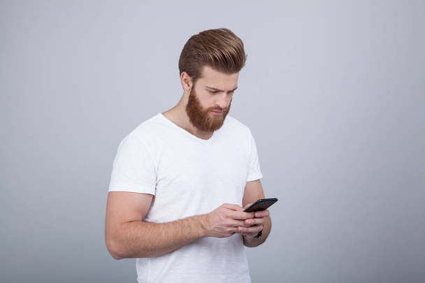 Чоловік користується мобільним телефоном, користується інтернетом, читає несподівані новини на сайті
 - Фото, зображення