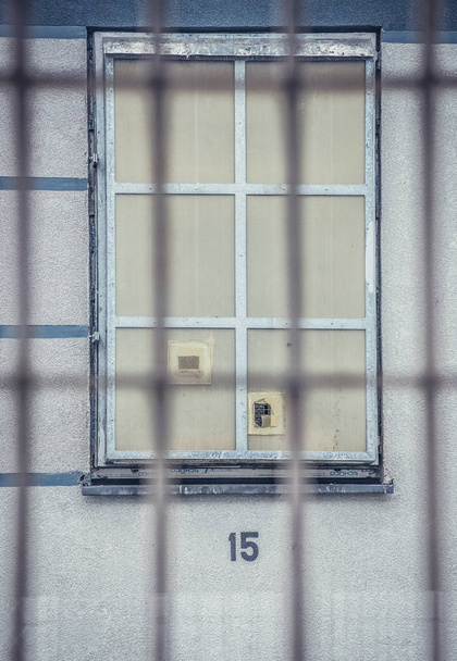 atrás dos muros da prisão na Polónia
 - Foto, Imagem