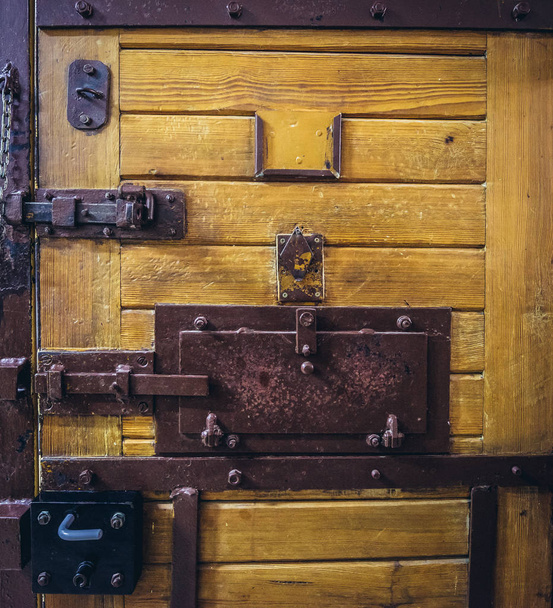 Старая деревянная и металлическая двери камеры в польской тюрьме
 - Фото, изображение