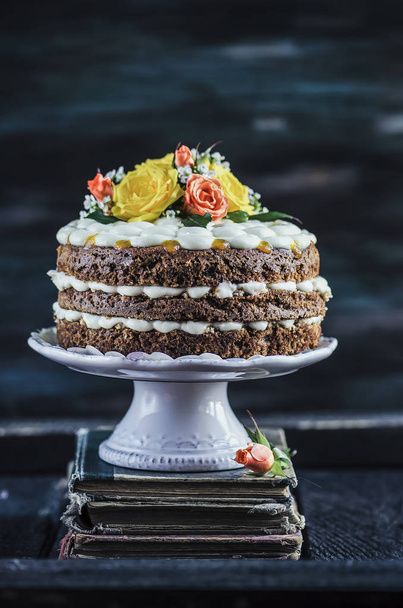 Carrot cake with cream cheese frosting and mango - Фото, зображення