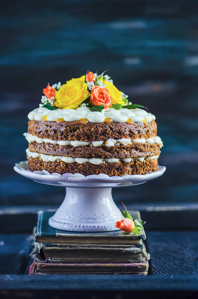 Carrot cake with cream cheese frosting and mango - Fotoğraf, Görsel