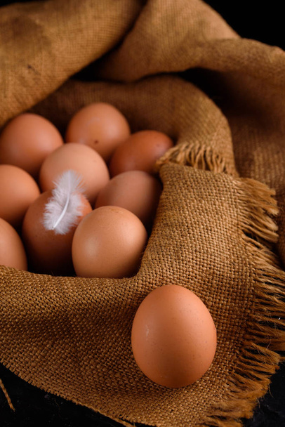 Huevos de pollo frescos en arpillera. Gallina. Huevo. Semana Santa
. - Foto, Imagen