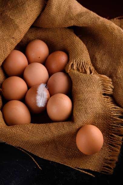 黄麻布で新鮮な鶏の卵です。編。卵。イースター. - 写真・画像