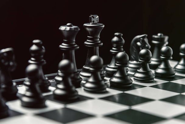 échiquier avec échecs noirs en position de départ. Cadre horizontal
 - Photo, image