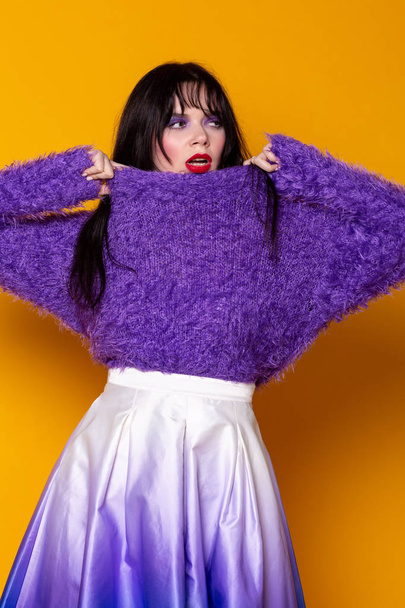 紫色のセーターとスカートのスタジオでポーズをとってのブルネット ファッションモデル - 写真・画像