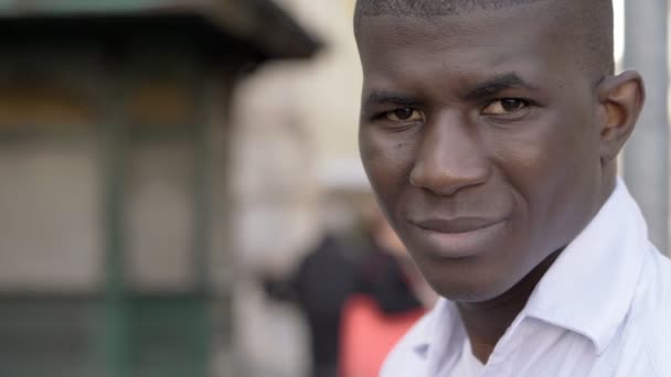 カメラスローモーションに微笑む街のアフリカ系アメリカ人の魅力的な若者 - 映像、動画
