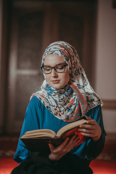 Muzulmán lány imádkozott és reeading korán - Fotó, kép