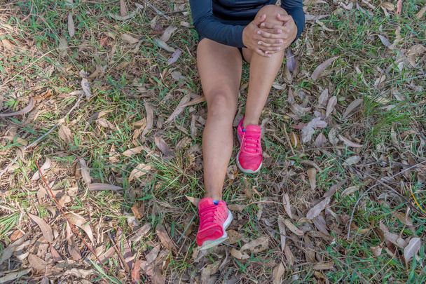 MUSCULAR Naisen jalat GRASSissa
 - Valokuva, kuva