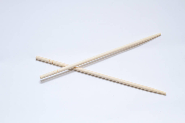 chinesische Sticks auf grauem Hintergrund. Blick von oben - Foto, Bild
