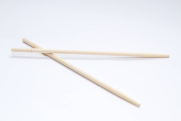 Des bâtons chinois sur fond gris. Vue d'en haut
 - Photo, image