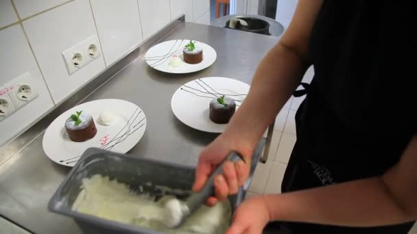 Cupcake chocolate fountain. Petit gateau with ice cream. Cupcake with hot chocolate in icing sugar with ice cream. Chocolate muffin. - Filmmaterial, Video