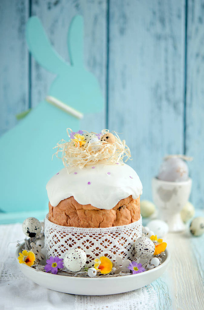 Gâteau de Pâques traditionnel décoré de glaçage et de fleurs
 - Photo, image