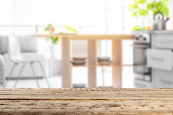Pusty lekki drewniany stół w nowoczesnej kuchni. Makieta do projekt - Zdjęcie, obraz